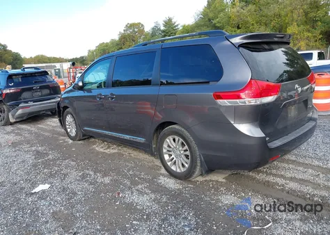 2011 Toyota Sienna Xle V6 z USA, uszkodzony, nr VIN 5TDYK3DC4BS144573